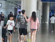 徐杰携女友亮(liàng)相上海浦(pǔ)东机场，开启解说生涯将解说中(zhōng)国男籃(lán)比(bǐ)賽(sài)