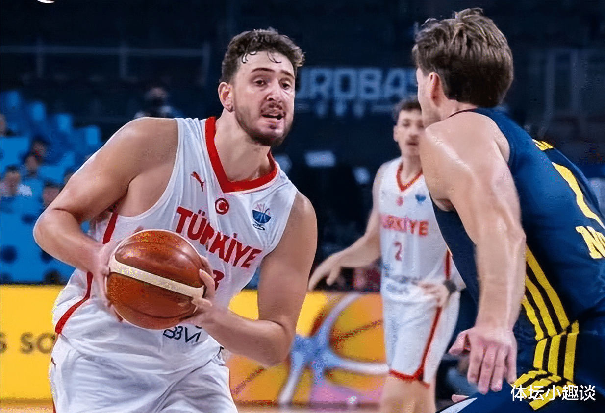 申京以49%票率领跑MVP,官方晒六项纪录数据,幕后英雄身份被认可