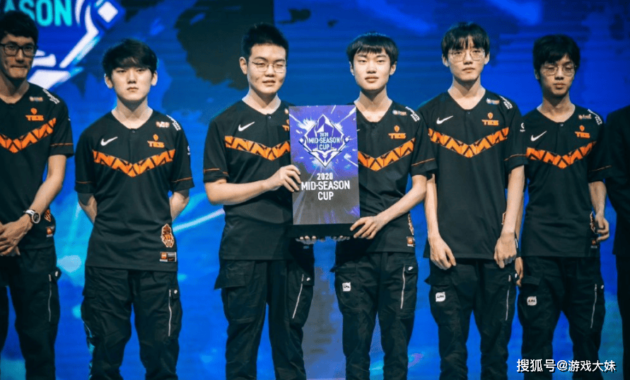 LOL官(guān)方点名knight，将他所有荣誉罗列出(chū)來(lái)，离大满贯还差一个S冠