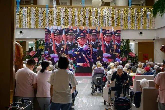 观盛世閲(yuè)兵(bīng) 燃爱国之情(qíng) 做(zuò)暖心养老人