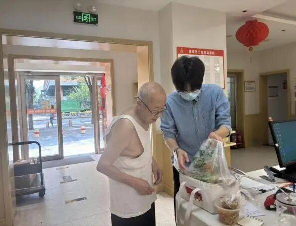 观盛世閲(yuè)兵(bīng) 燃爱国之情(qíng) 做(zuò)暖心养老人