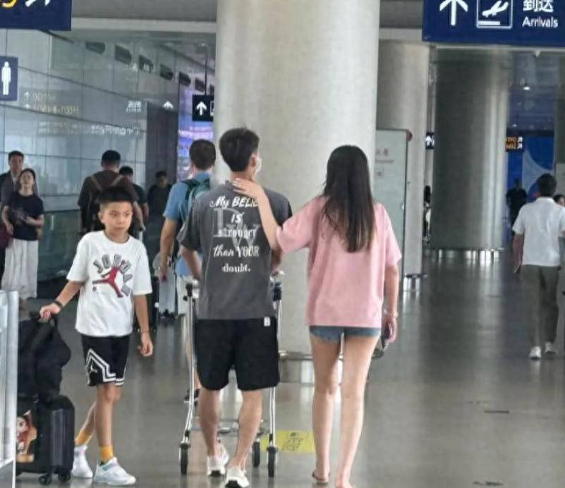 徐杰携女友亮(liàng)相上海浦(pǔ)东机场，开启解说生涯将解说中(zhōng)国男籃(lán)比(bǐ)賽(sài)