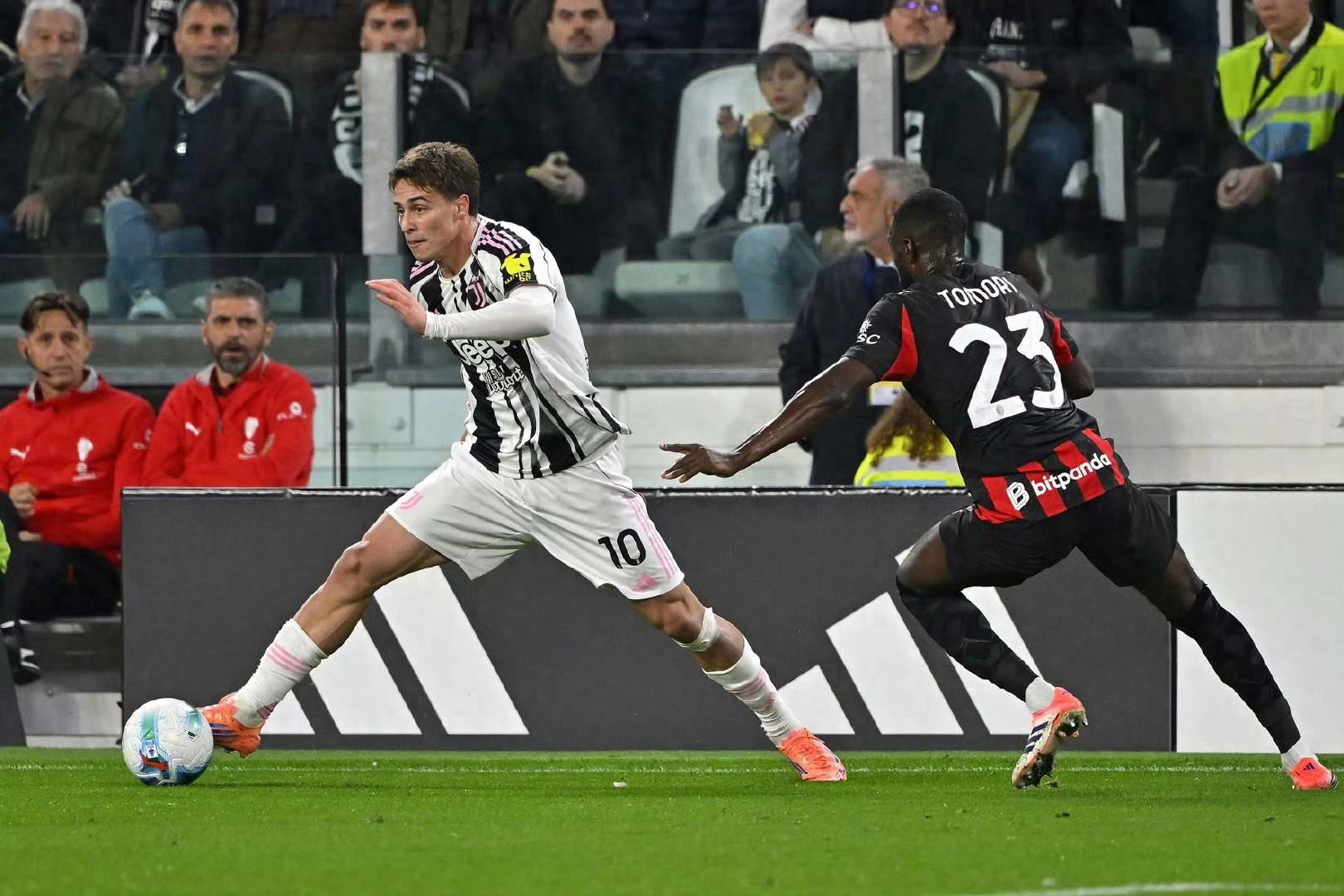 罗马+那不勒(lēi)斯(sī)均上演逆轉(zhuǎn)好(hǎo)戏，两隊(duì)同(tóng)分(fēn)，排(pái)名包(bāo)揽前二(èr)