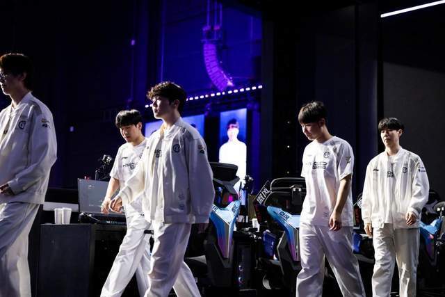 LPL登(dēng)峰組(zǔ)激(jī)戰(zhàn)正酣，iG迎戰(zhàn)TES忍界大戰(zhàn)再启，阿水(shuǐ)直面昔日队友！