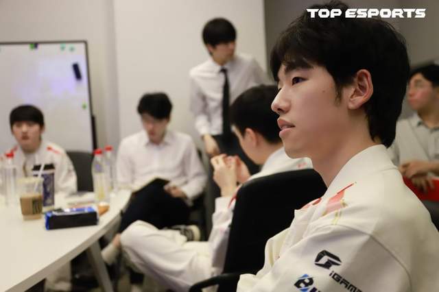 LPL登(dēng)峰組(zǔ)激(jī)戰(zhàn)正酣，iG迎戰(zhàn)TES忍界大戰(zhàn)再启，阿水(shuǐ)直面昔日队友！