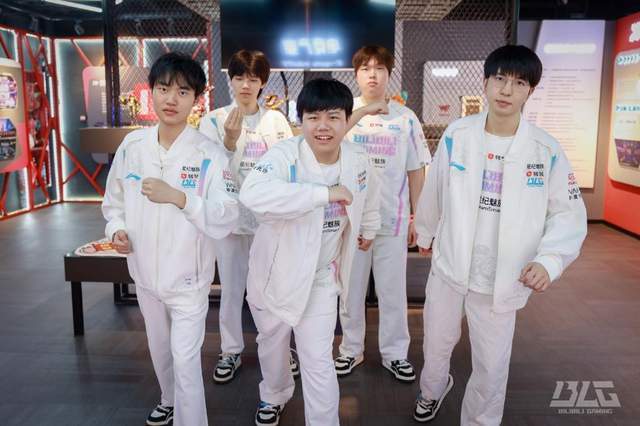 LPL登(dēng)峰組(zǔ)激(jī)戰(zhàn)正酣，iG迎戰(zhàn)TES忍界大戰(zhàn)再启，阿水(shuǐ)直面昔日队友！