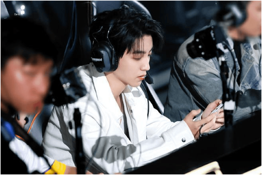 赵露思变身水晶玫瑰公(gōng)主，现身LOL手游老友(yǒu)聚会