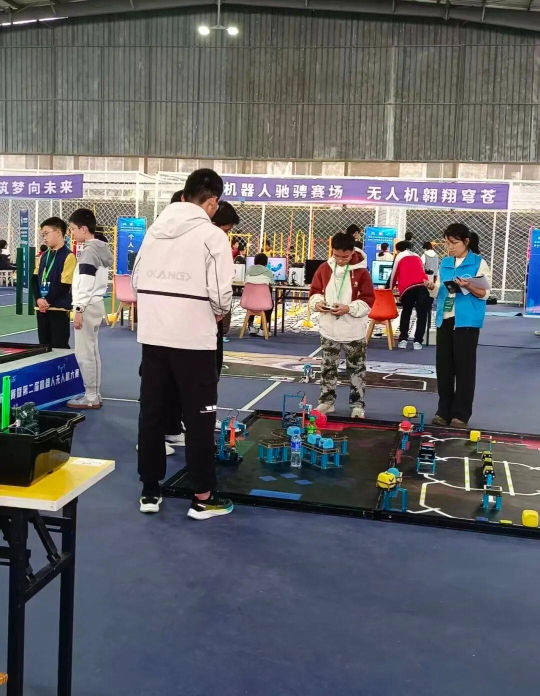 嵩明县一中初中部学子在世界机器人大赛玉溪市选拔赛中喜获冠亚季军