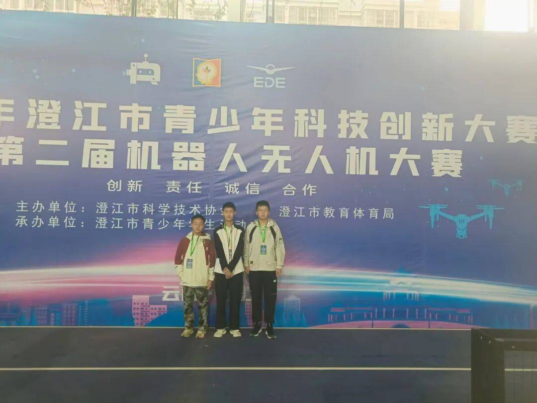 嵩明县一中初中部学子在世界机器人大赛玉溪市选拔赛中喜获冠亚季军