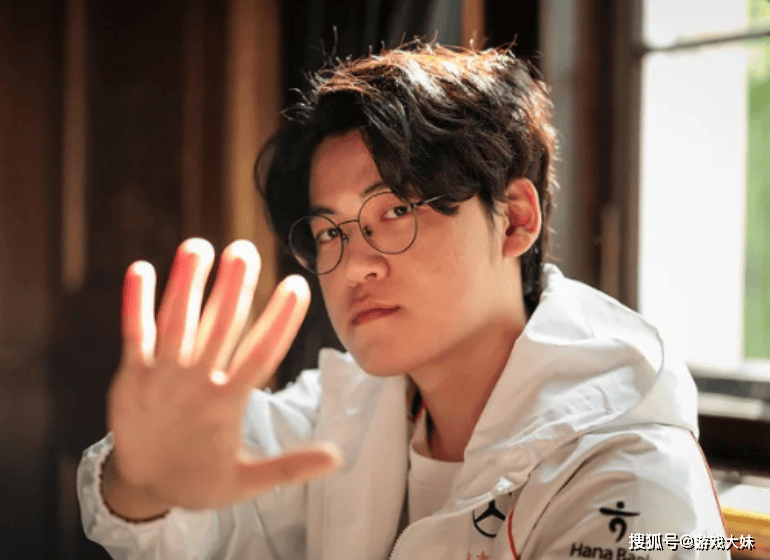 S14冠军皮肤小细节，Gumayusi脸上的小痣，在韦鲁斯脸上被还原